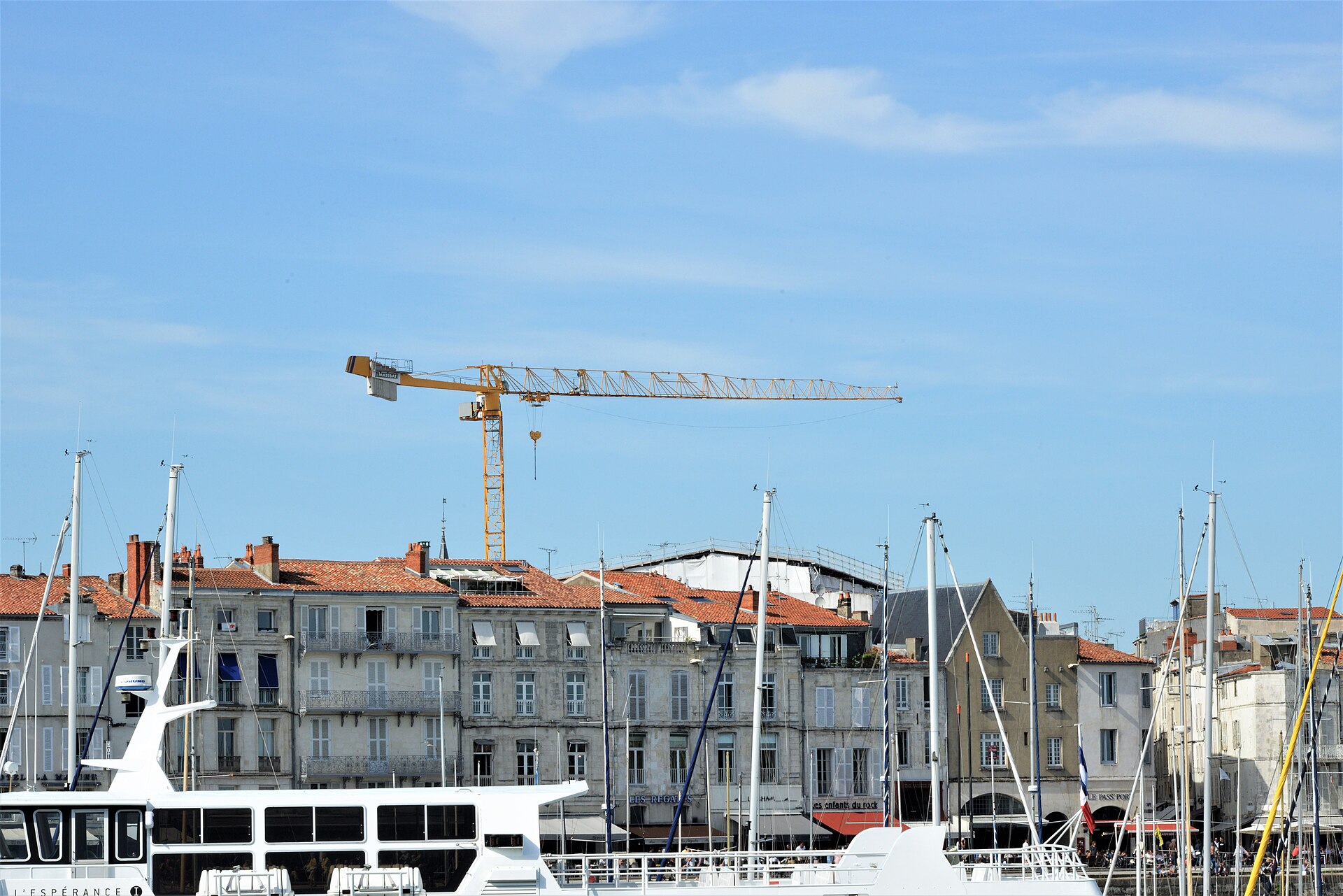 Grue de chantier à tour, ciel clair